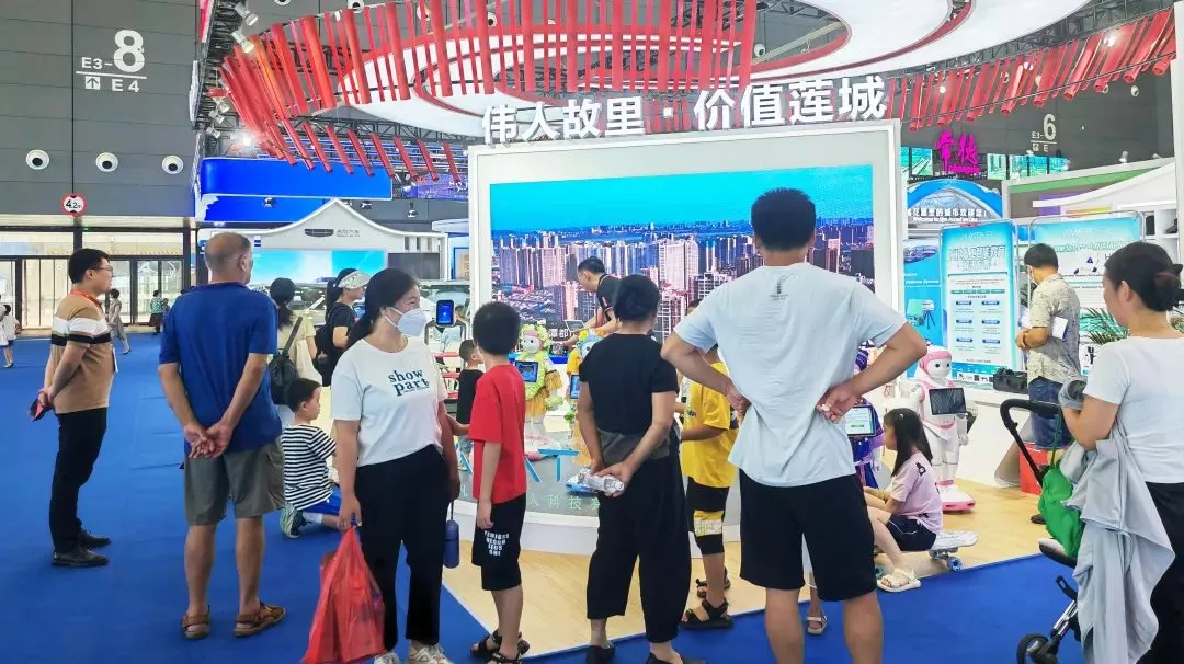 More than 100,000 people attended the 3rd Central Africa Economic and Trade Expo. Time-varying Communications was invited to represent Xiangtan in the Image Pavilion. - News - 2